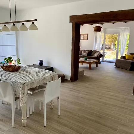 A L'ombre Du Cedre Holiday home *